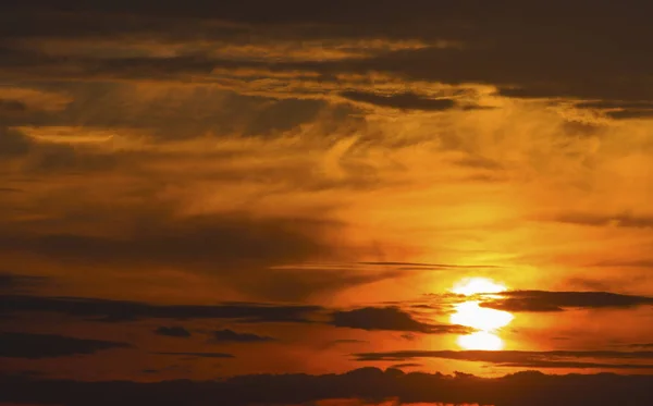 Piękny zachód słońca z dramatycznymi chmurami — Zdjęcie stockowe