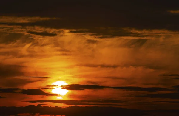 Magnifique coucher de soleil avec des nuages dramatiques — Photo