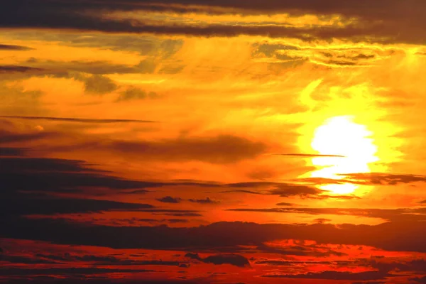 Belo pôr do sol com nuvens dramáticas — Fotografia de Stock