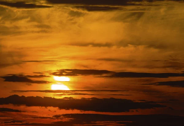 Gyönyörű naplemente drámai felhőkkel — Stock Fotó