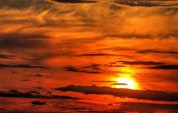 劇的な雲に包まれた美しい夕日 — ストック写真