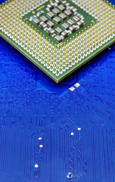 Технологічний фон з материнською платою комп'ютера та центральним процесором — стокове фото