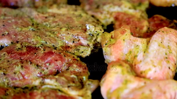 Выпечка свежего мяса на гриле — стоковое видео