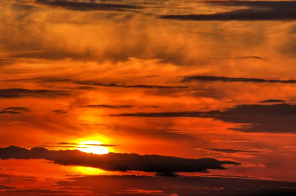 Belo pôr do sol com nuvens dramáticas — Fotografia de Stock