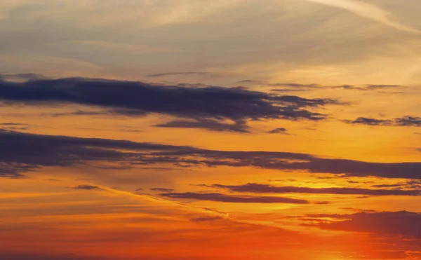 Hermoso atardecer con nubes dramáticas — Foto de Stock