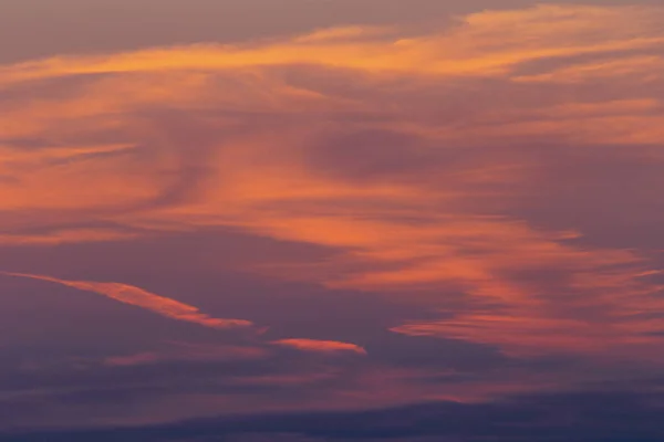 劇的な雲に包まれた美しい夕日 — ストック写真