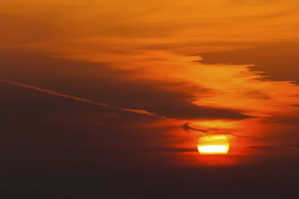 Belo pôr do sol com nuvens dramáticas — Fotografia de Stock