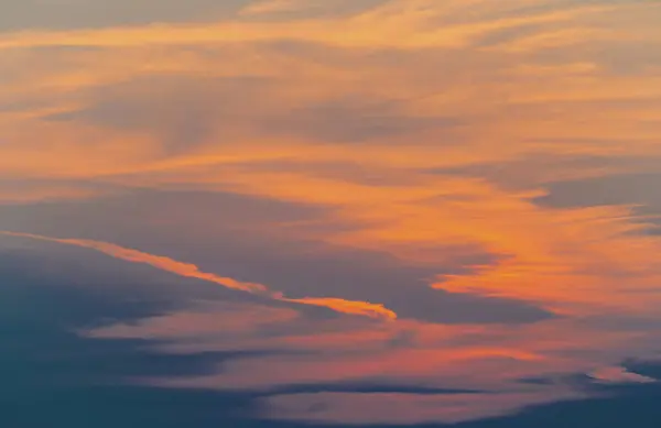 Dramatik bulutlarla güzel gün batımı — Stok fotoğraf