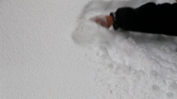 Man cleans car from snow — Stock Video