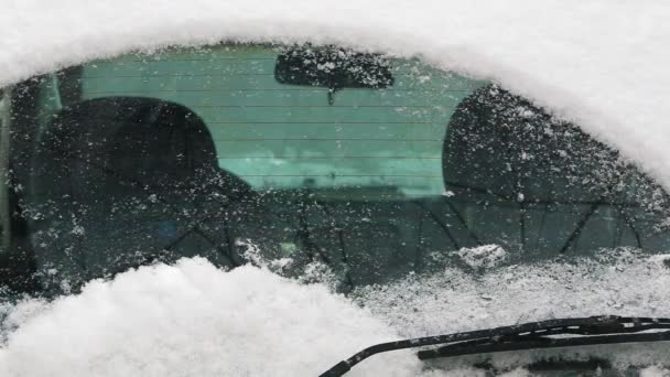 Automatiska vindrutetorkare rensar snö från bilfönstret — Stockvideo