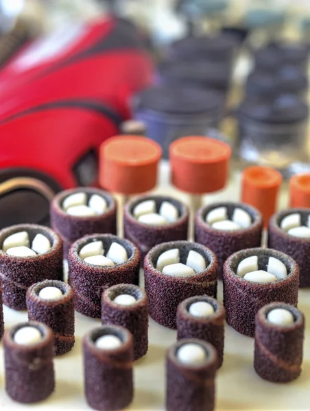 Mini máquina de broca com conjunto de diferentes acessórios de moagem e corte — Fotografia de Stock