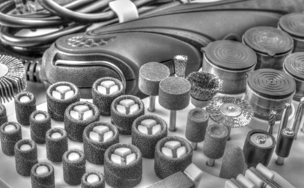 Mini taladradora con juego de diferentes accesorios de rectificado y corte en blanco y negro — Foto de Stock