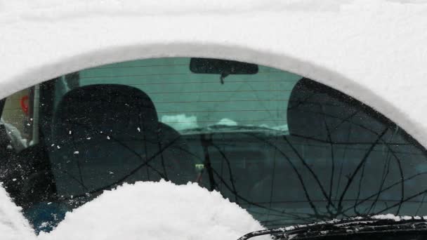 Auto limpador limpa a neve da janela do carro — Vídeo de Stock