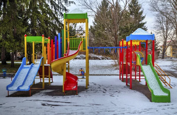 子供の遊び場が雪で覆われて — ストック写真