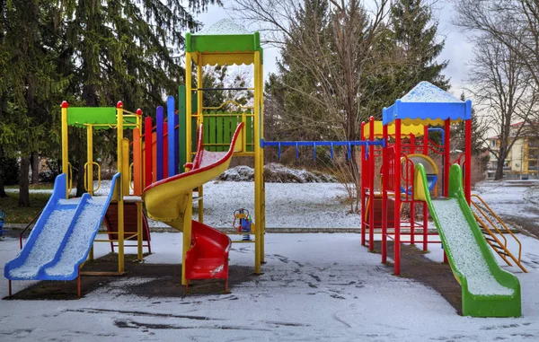 子供の遊び場が雪で覆われて — ストック写真