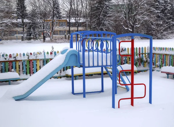 Karla kaplı Çocuk Bahçesi