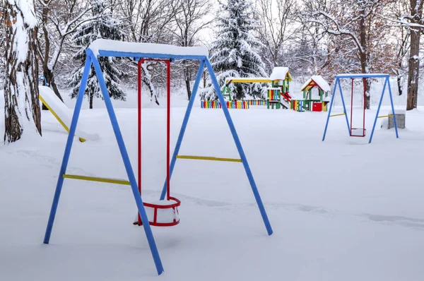 Parco giochi per bambini coperto di neve — Foto Stock