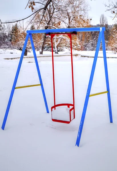 子供の遊び場が雪で覆われて — ストック写真