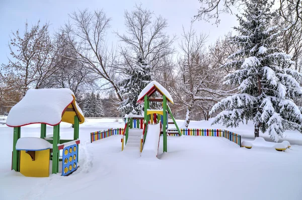 Parco giochi per bambini coperto di neve — Foto Stock