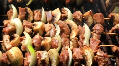 Taze et mangal üzerinde pişirme