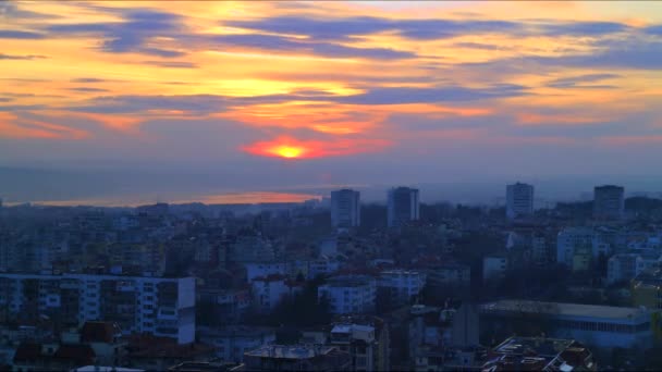 Cityscape Varna şehir, günbatımında Bulgaristan hızlandırılmış video üzerinde — Stok video