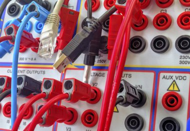 Koruma rölesi test için Modern elektronik cihaz