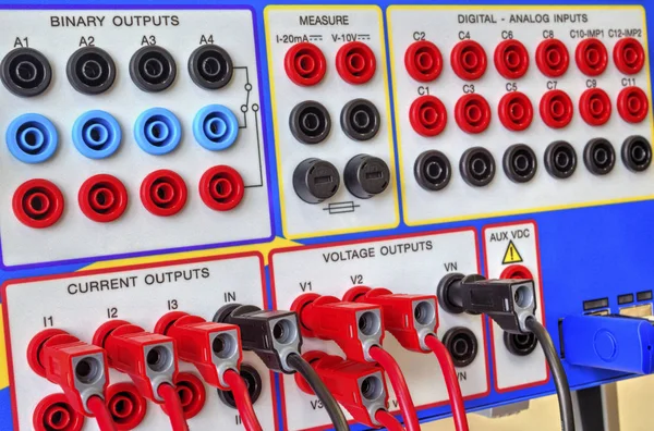 Dispositivo eletrônico moderno para teste de proteção de relé — Fotografia de Stock