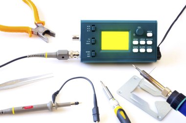 Modern dijital sinyal osiloskop ve üzerinde beyaz izole araçları