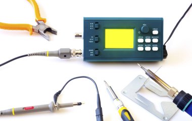 Modern dijital sinyal osiloskop ve üzerinde beyaz izole araçları