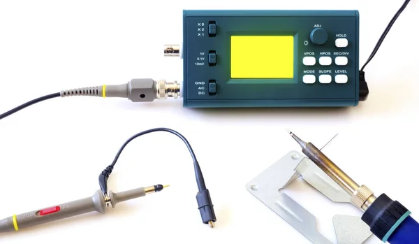 Moderna digitala signalen oscilloskop och verktyg isolerad på vit — Stockfoto
