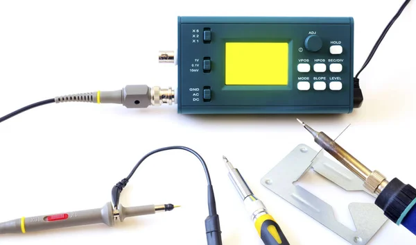现代数字信号示波器和工具上白色孤立 — 图库照片