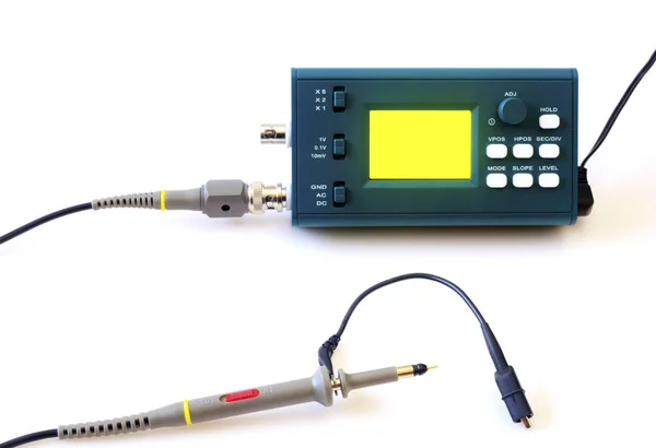 Moderne digitale signaal oscilloscoop geïsoleerd op witte achtergrond Stockfoto