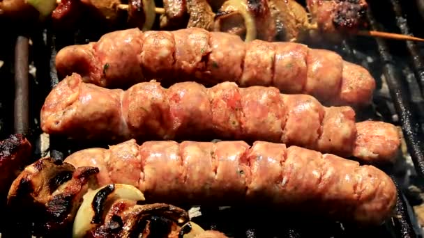 Выпечка свежего мяса на барбекю — стоковое видео