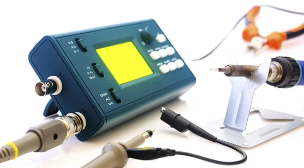 Moderna digitala signalen oscilloskop och verktyg isolerad på vit bakgrund — Stockfoto