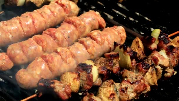 Bakken van vers vlees op de barbecue — Stockvideo