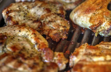 Izgarada taze et pişirme