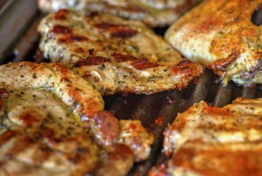 Izgarada taze et pişirme