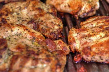 Izgarada taze et pişirme