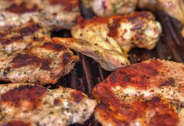 烤架上烤新鲜的肉 — 图库照片