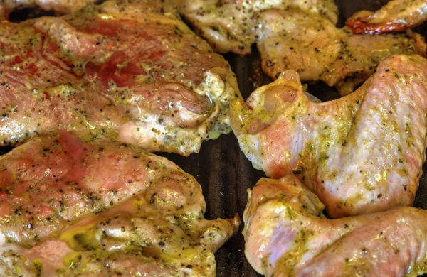 Cuocere carne fresca alla griglia — Foto Stock
