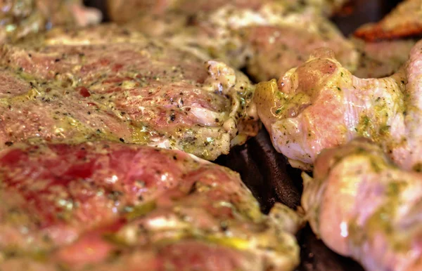 Cuocere carne fresca alla griglia — Foto Stock