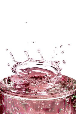 Beyaz arka plan üzerinde izole renkli sıvı sıçrama