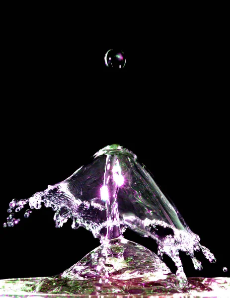 검은 배경에 고립 된 다채로운 액체 스플래시 — 스톡 사진