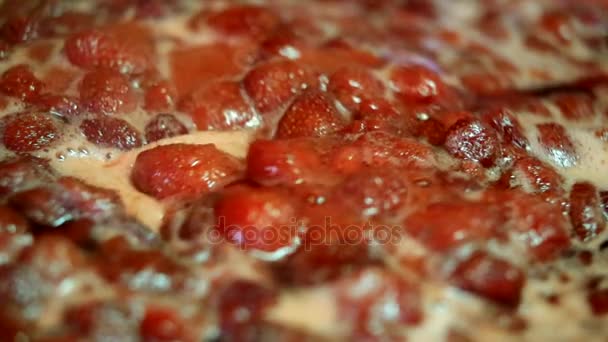 Cucina deliziosa marmellata di fragole — Video Stock