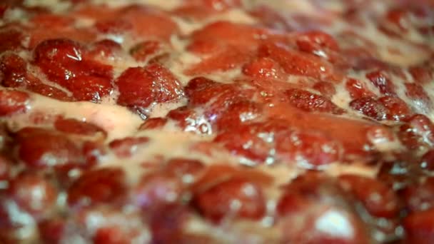 Het koken van heerlijke aardbei jam — Stockvideo