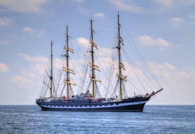 Denizde yelkenli gemi