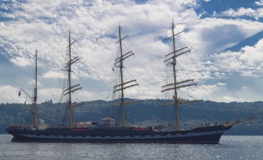 Denizde yelkenli gemi