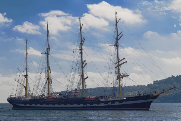 Denizde yelkenli gemi