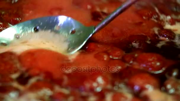 Főzés ízletes strawberry jam — Stock videók