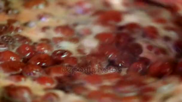 Kochen köstliche Erdbeermarmelade — Stockvideo